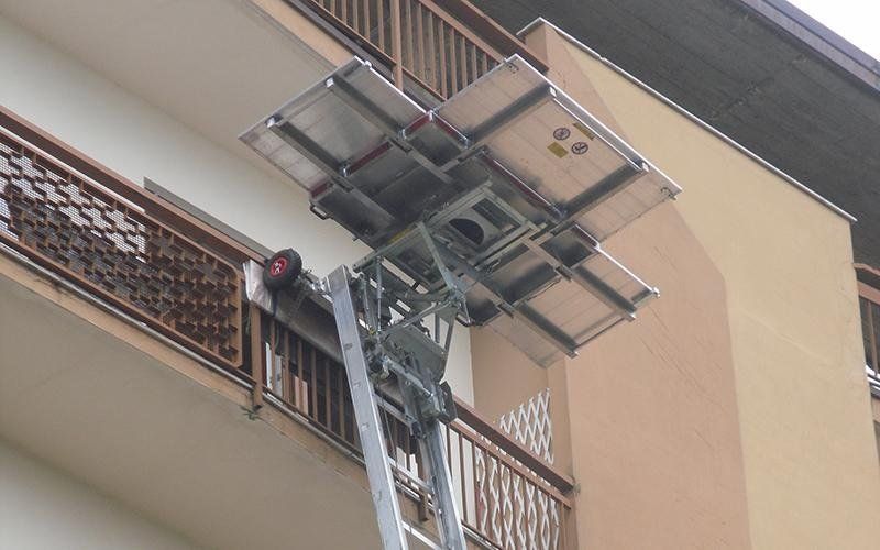 particolare di un montacarichi