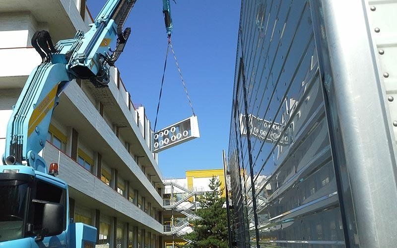 Particolare di una gru durante il sollevamento di un carico