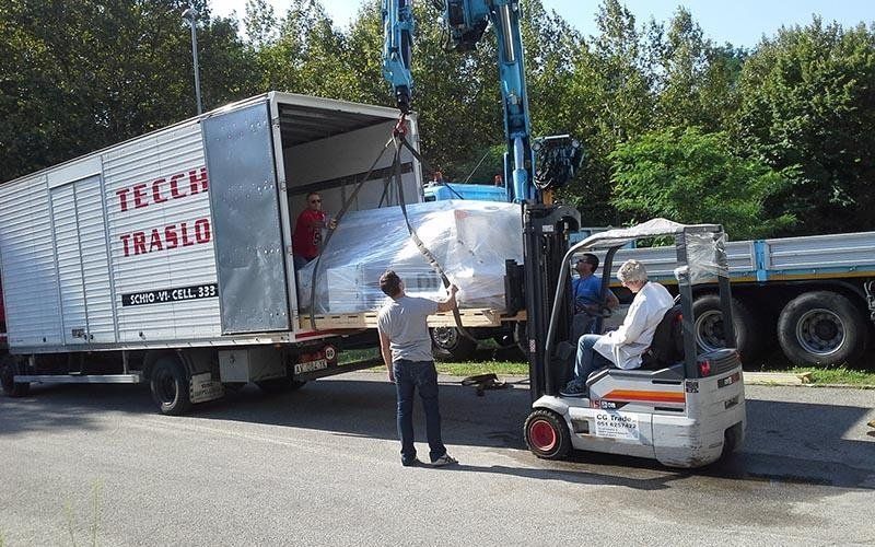 solleva carichi durante un trasloco