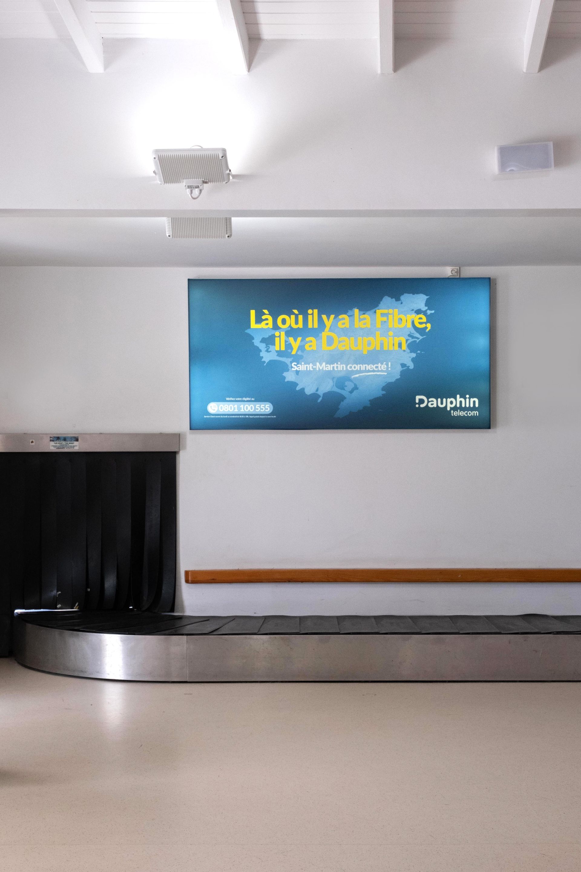 An empty room with a sign on the wall that says