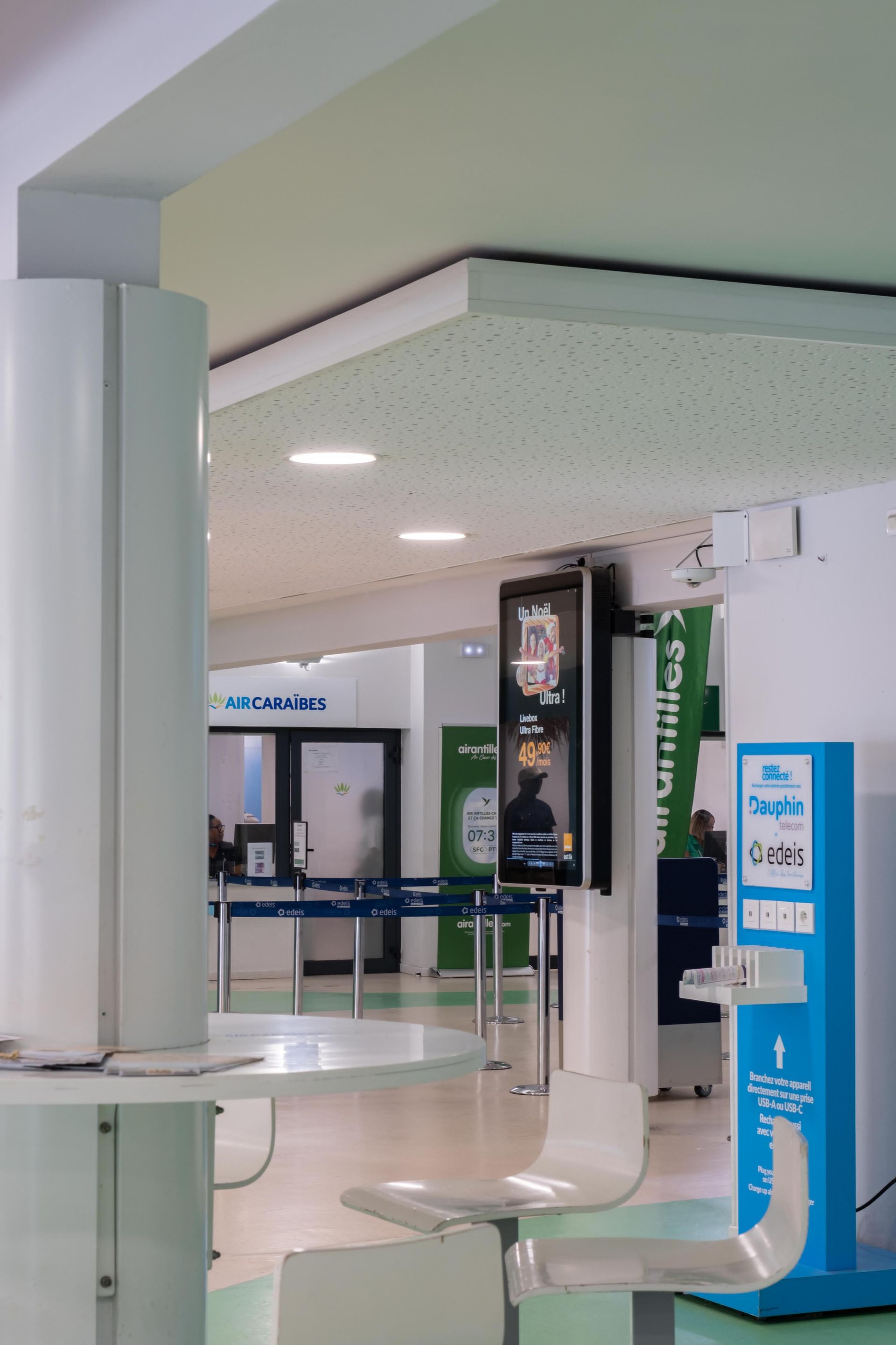 A blue kiosk that says ' allianz ' on it