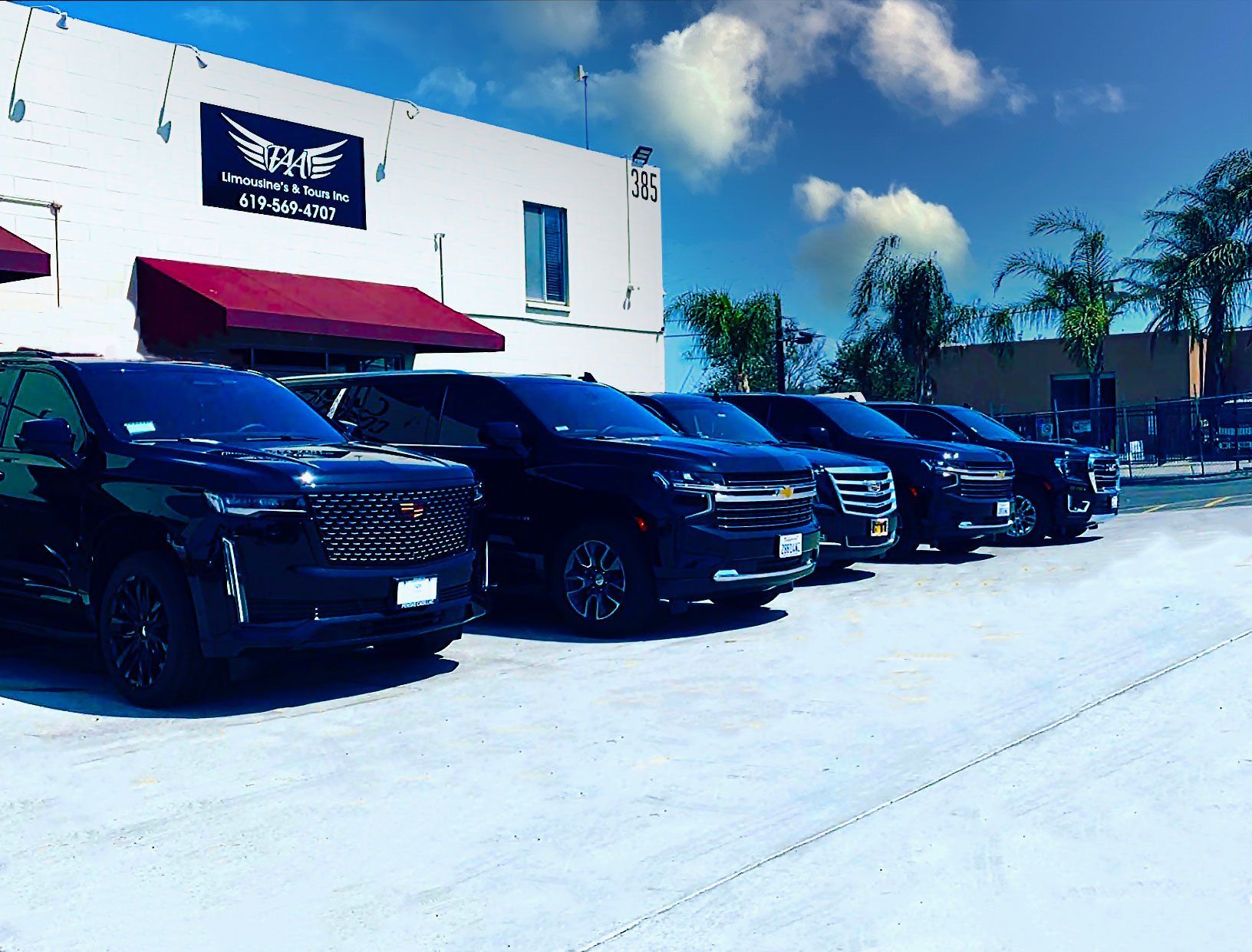 a row of cars are parked in front of a white building