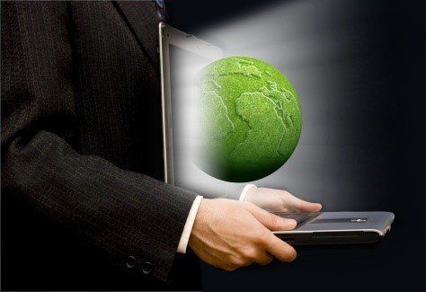 CONSULPRIME.COM - Homem de terno segurando um tablet, com um globo verde emergindo da tela.