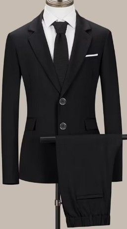 Traje negro sobre un maniquí, que incluye chaqueta, pantalón, camisa blanca y corbata negra.