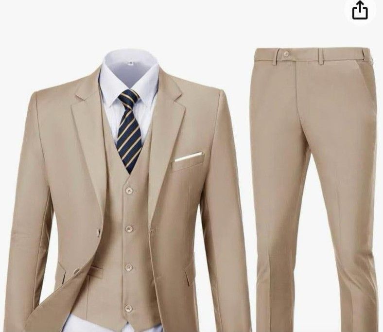 Traje de tres piezas color beige con camisa blanca y corbata a rayas, además de pantalones a juego.