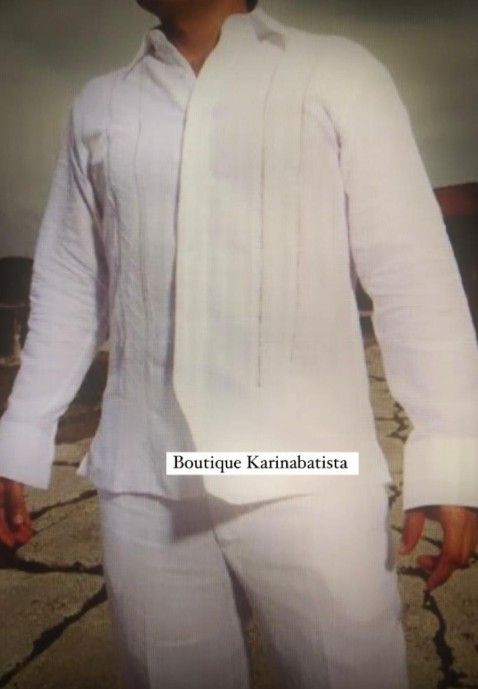 Hombre con camisa y pantalones de lino blanco.