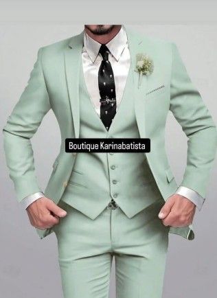 Hombre vestido con un traje de tres piezas verde menta, corbata negra y camisa blanca.