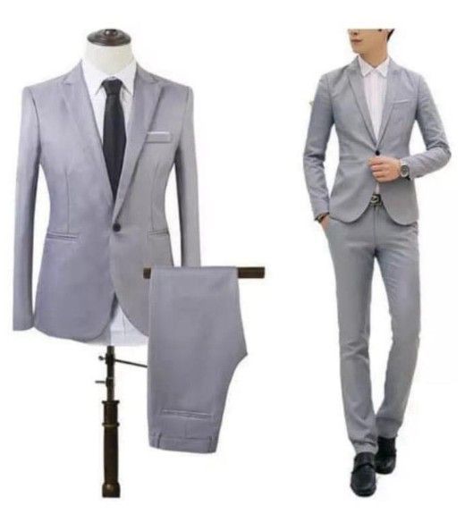 Traje gris de hombre, chaqueta sobre un maniquí y usada por una persona.