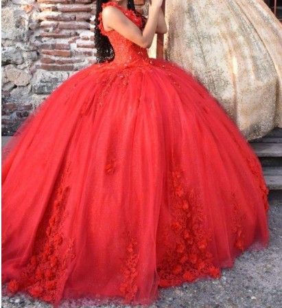 Vestido de gala rojo con detalles florales, probablemente para una ocasión especial, al aire libre.