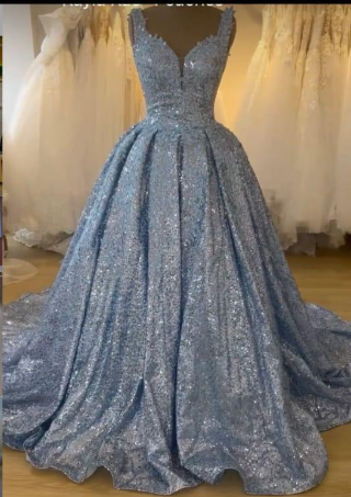 Vestido de gala azul claro con lentejuelas y escote en V profundo en una tienda de novias.