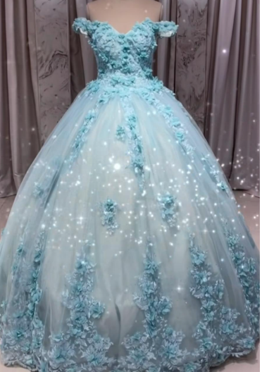 Vestido de gala azul claro con hombros descubiertos, adornos florales y efecto brillante.