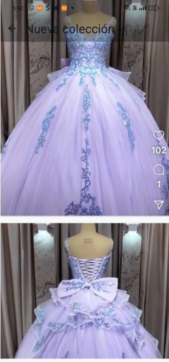 Vestido de gala color lavanda con bordados azules y detalle de lazo. Espalda con corsé.
