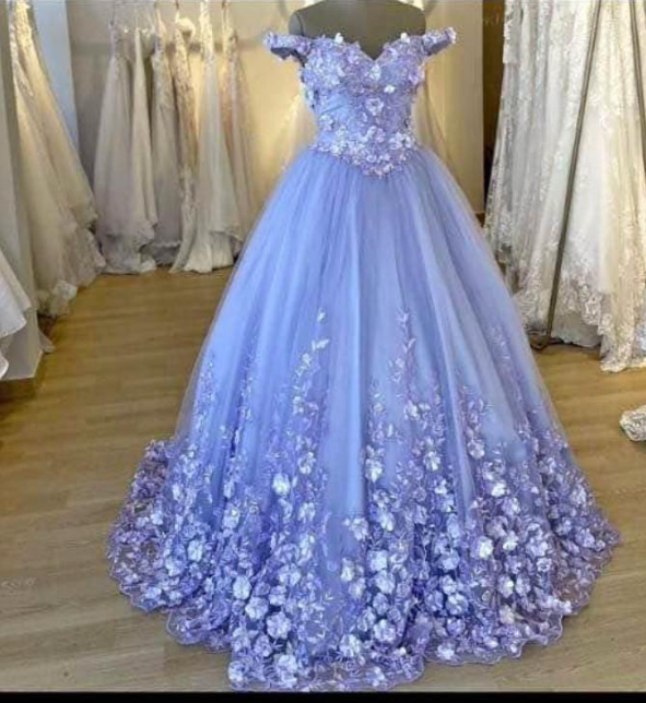 Un vestido de gala color lavanda con hombros descubiertos y adornos florales, exhibido en una tienda de novias.