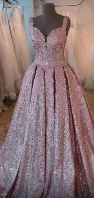 Vestido de gala rosa brillante sobre un maniquí.
