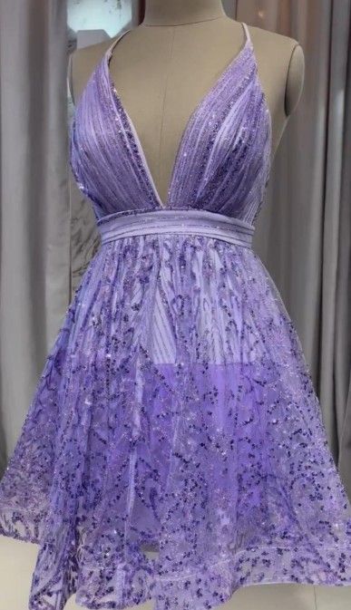 Vestido halter morado con lentejuelas sobre un maniquí.