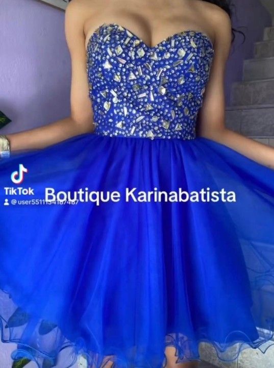 Vestido de cóctel azul marino sin tirantes con corpiño de cuentas y falda de tul. Texto