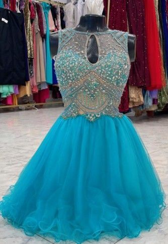 Vestido de cóctel color verde azulado con cuentas, escote con abertura en forma de ojo de cerradura y falda de tul.