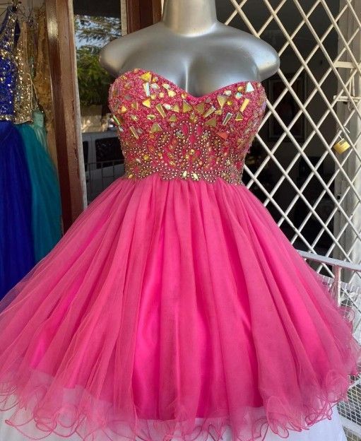 Vestido de fiesta rosa fucsia sin tirantes con corpiño enjoyado y falda corta de tutú.