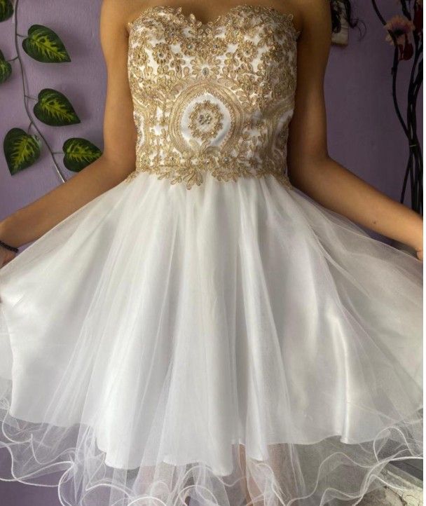 Vestido de cóctel blanco y dorado sin tirantes con falda de tul.