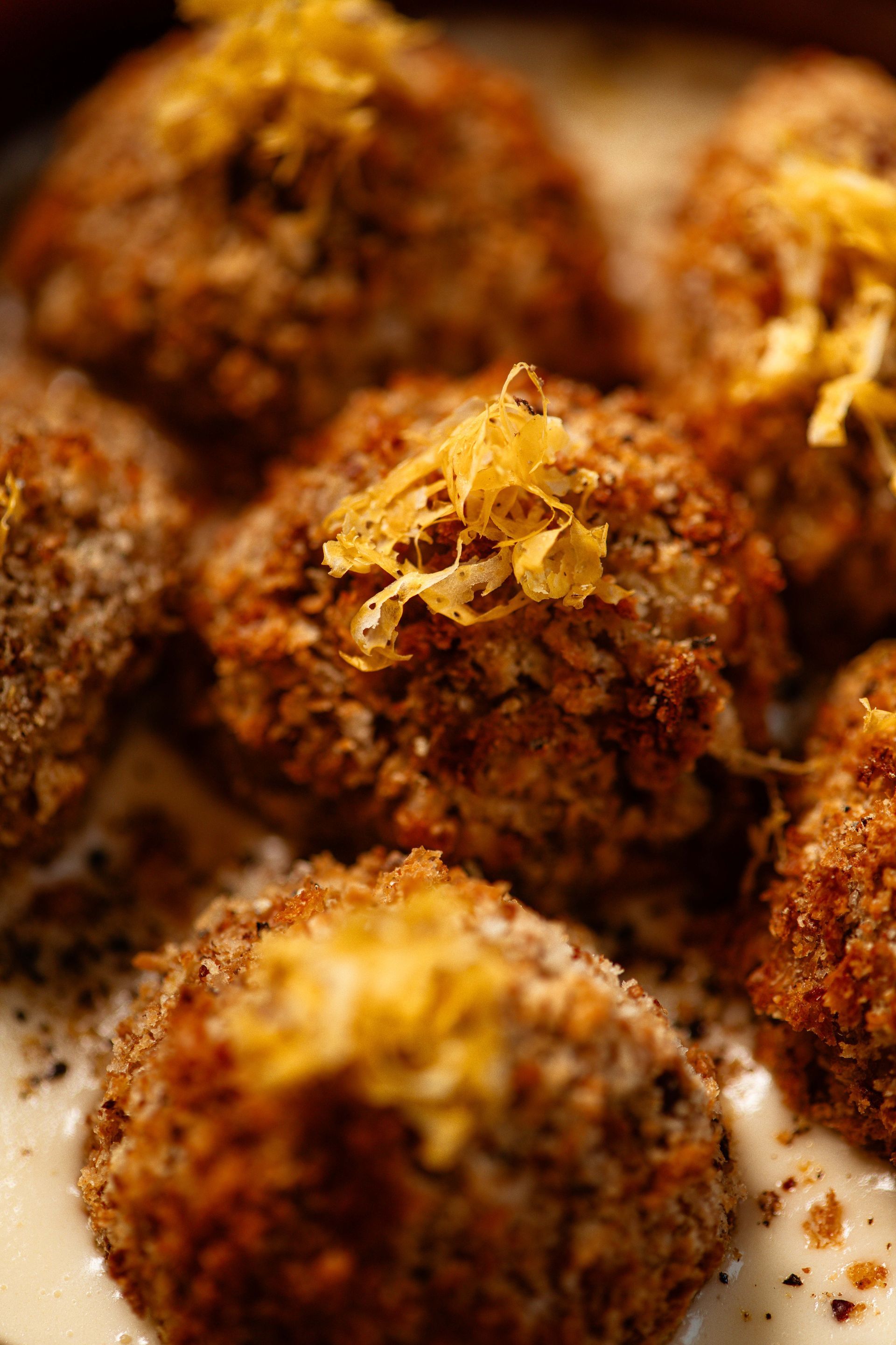 Un primo piano di un piatto di cibo con una salsa sopra.