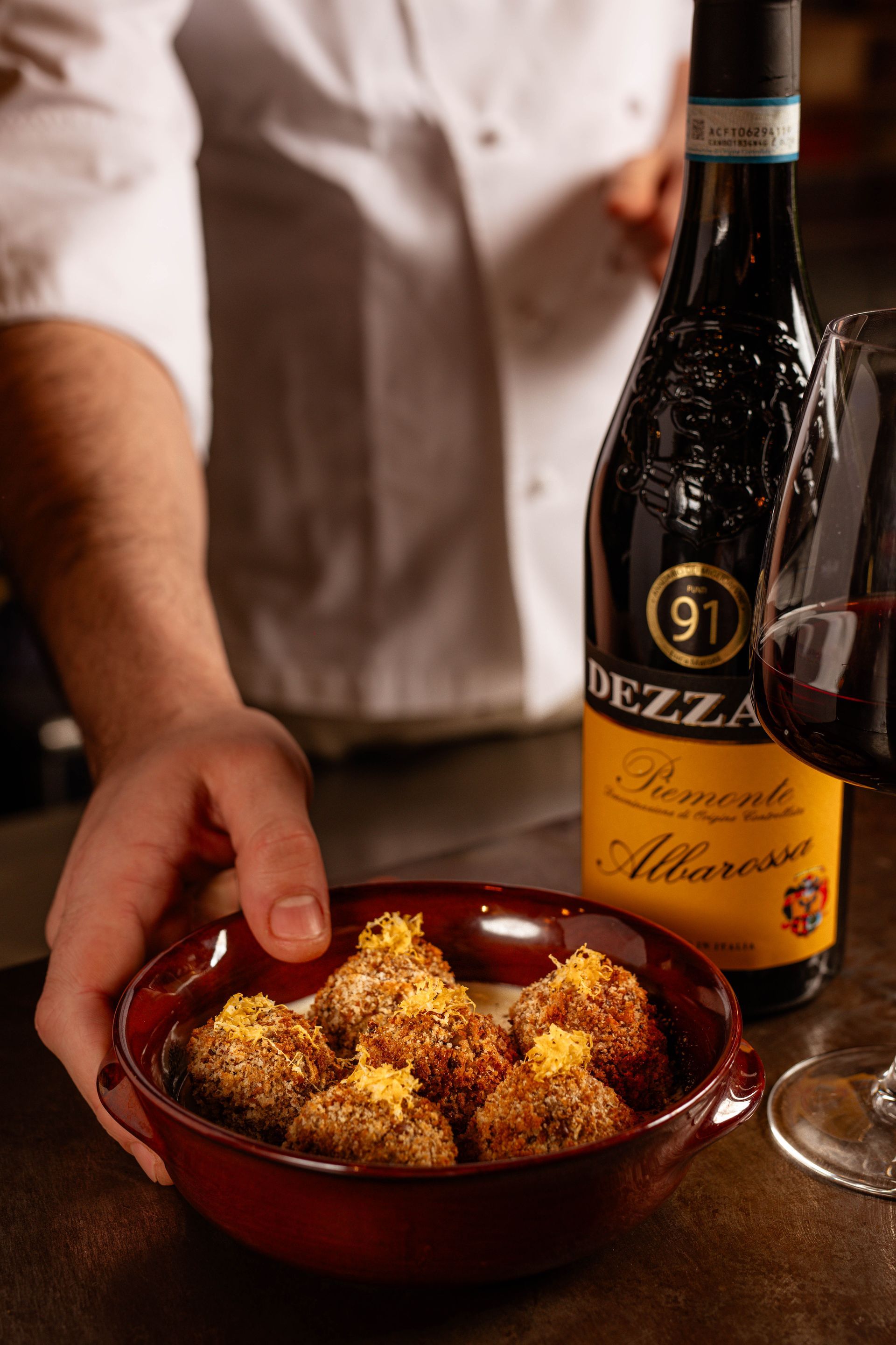 Una coppia in piedi accanto a una piscina nel deserto.