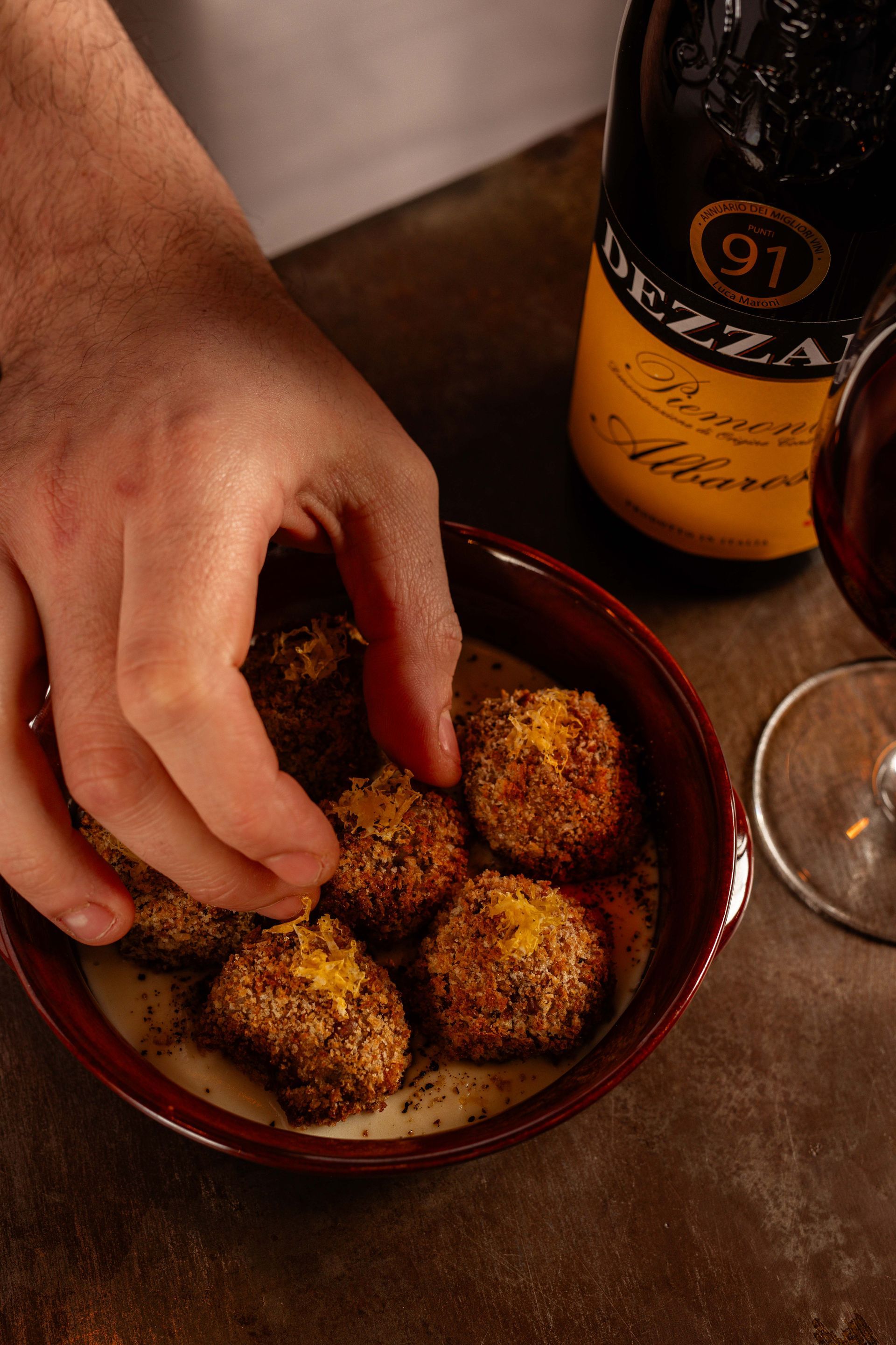 Tapas condivise nel percorso di degustazione vini a Monza dell'enoteca.