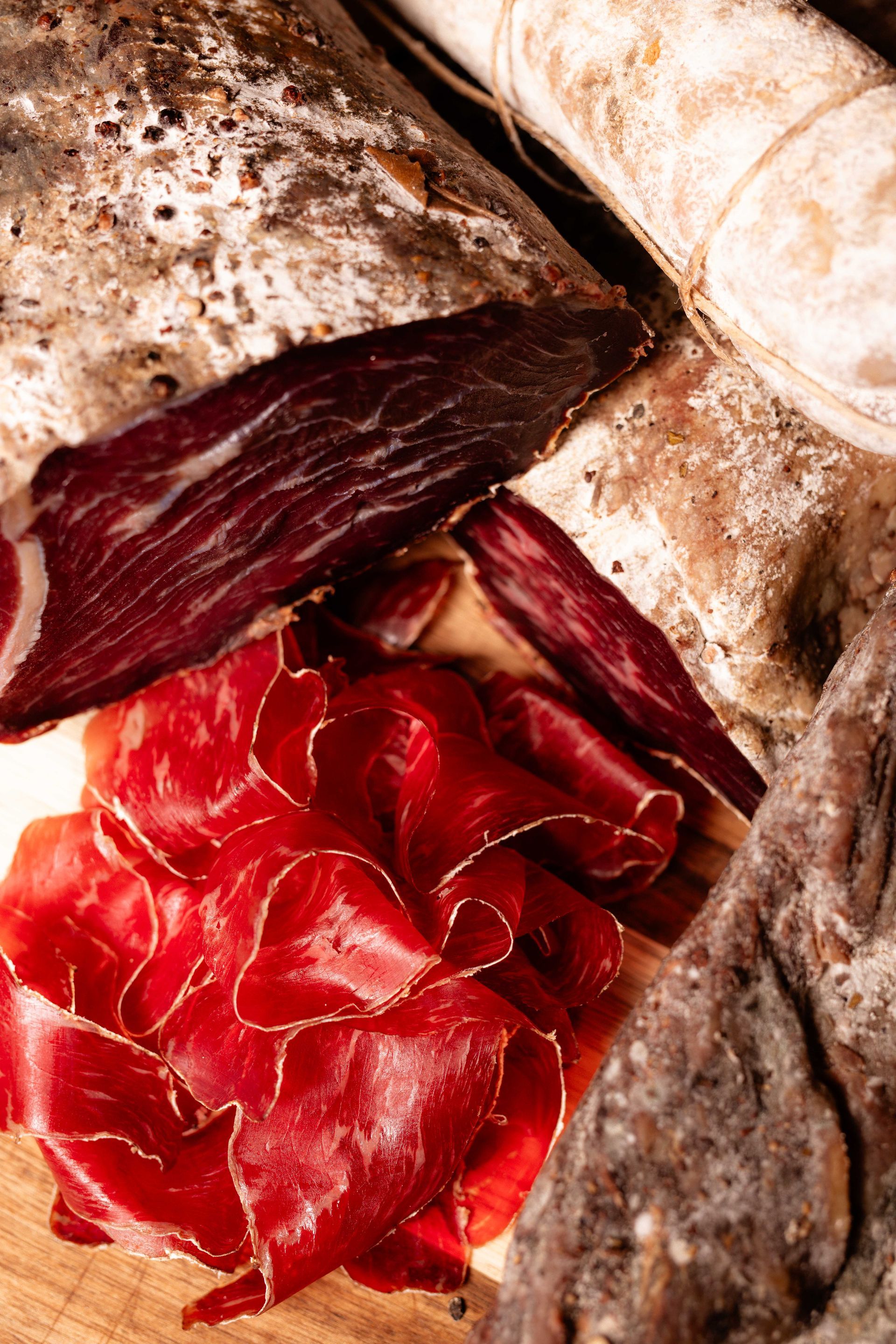 piatto di salumi nell'enoteca a Monza centro Dining Club.