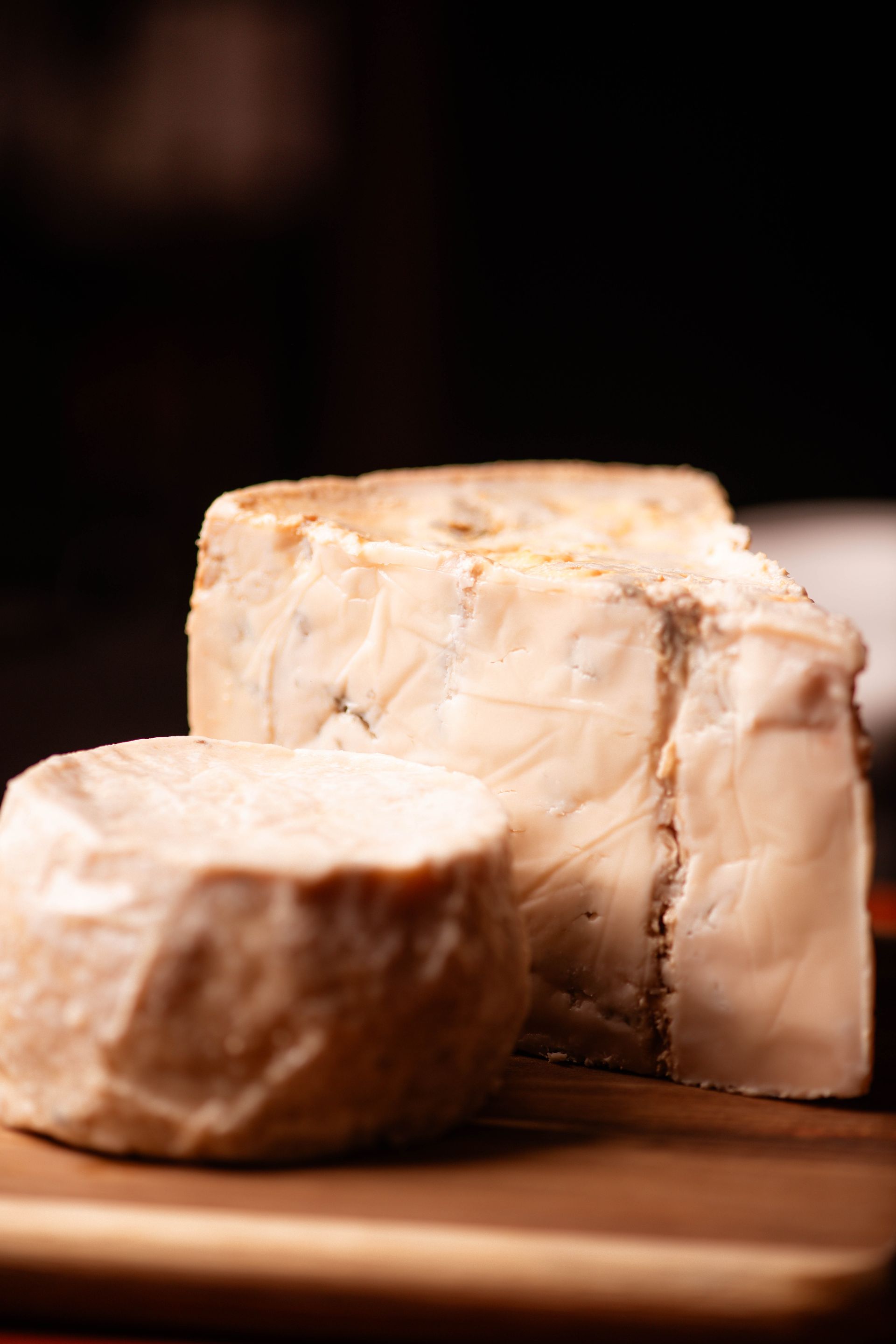 Tagliere di formaggi per aperitivo presso l'enoteca in centro a Monza.