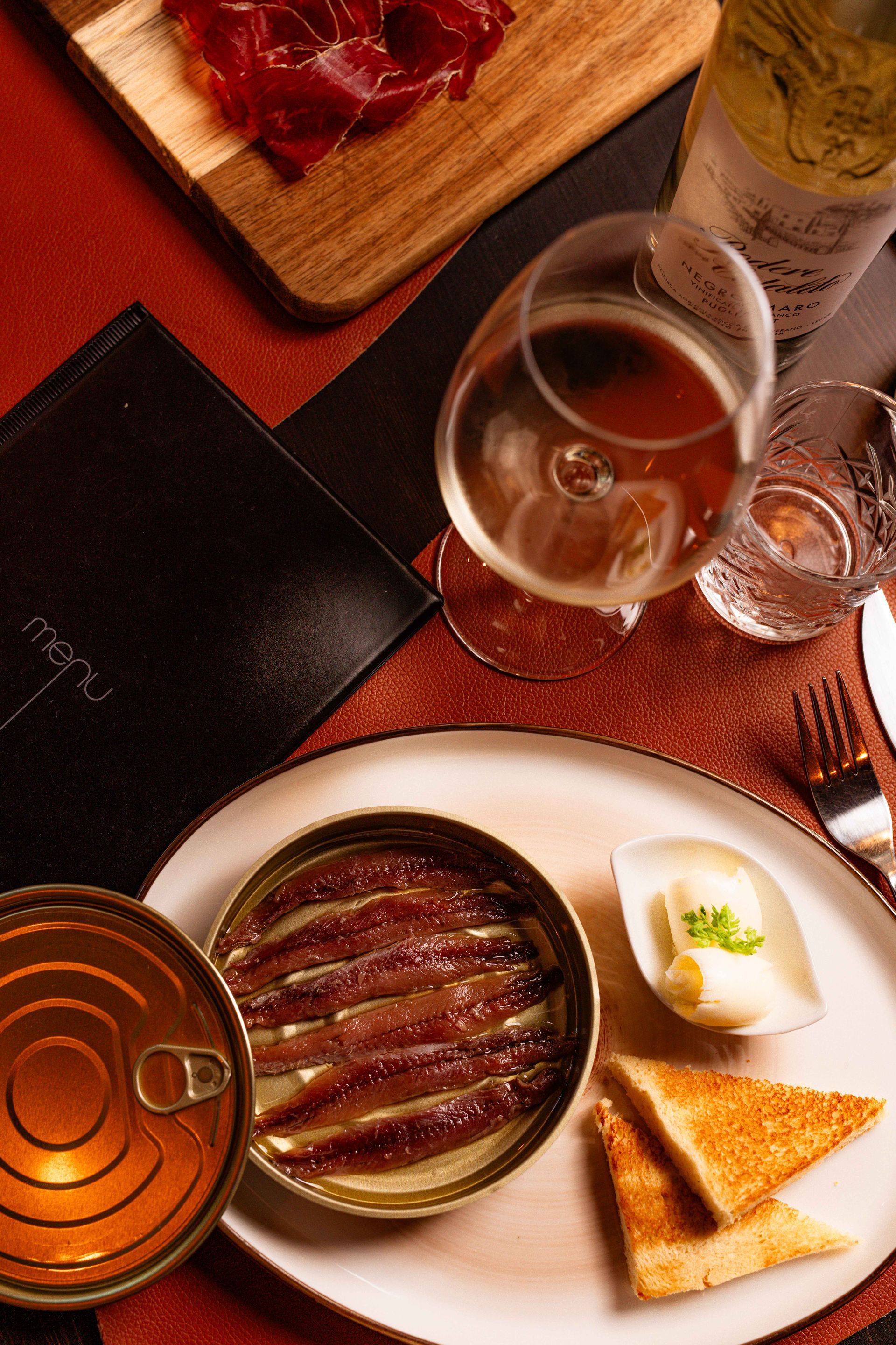 Un piatto di cibo e un bicchiere di vino su un tavolo