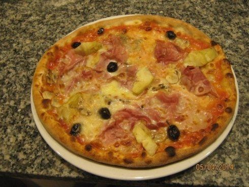 Pizza 4 Stagioni appena sfornata