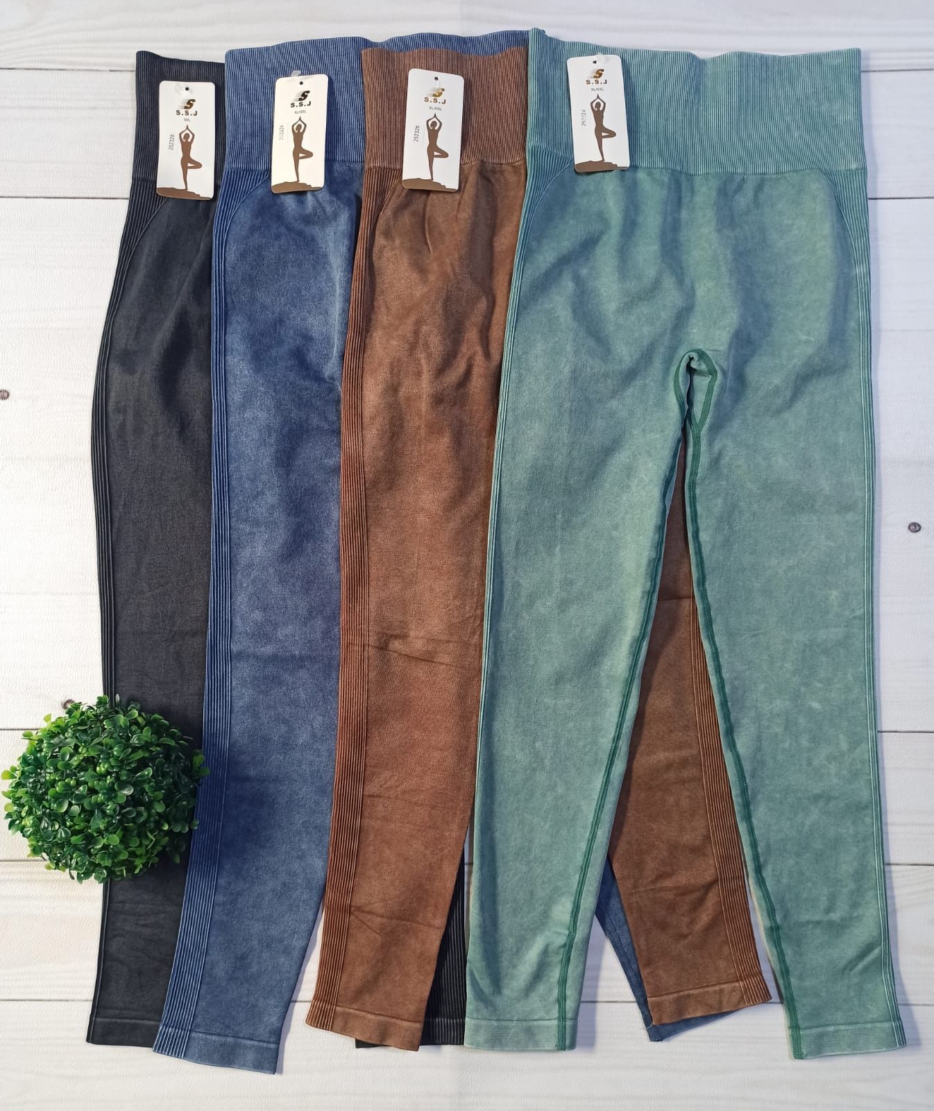 Cinco pares de leggings de colores: gris, azul vaquero, marrón y verde claro.