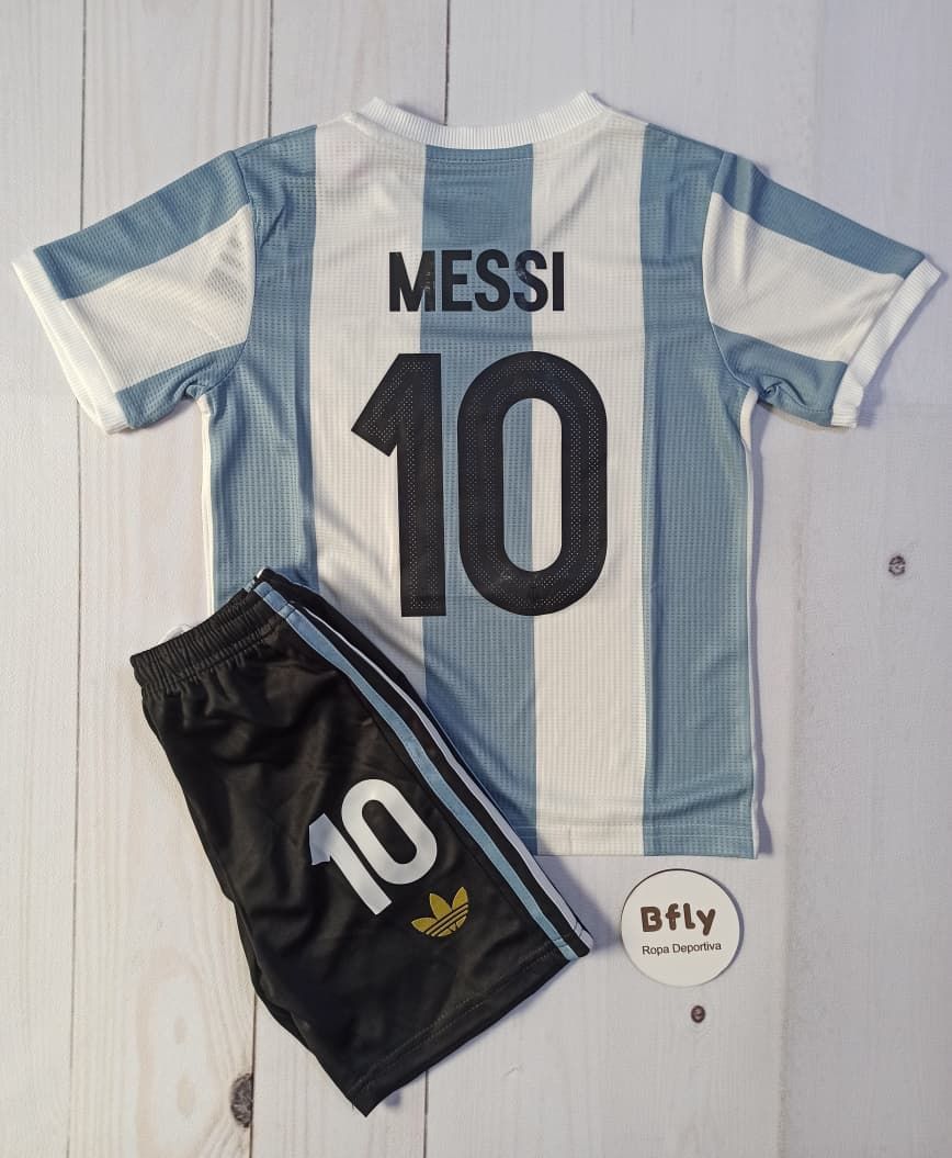 Conjunto de camiseta y pantalón corto de fútbol de Argentina con Messi 10 en la espalda, pantalón negro con el número 10.
