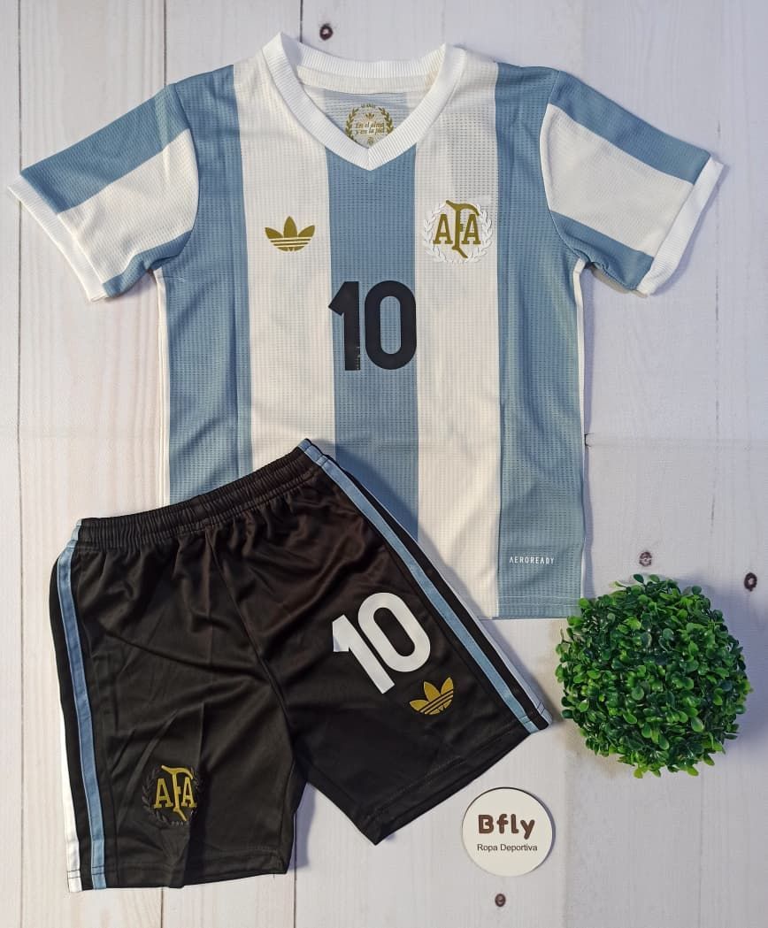 Conjunto de camiseta y pantalón corto de fútbol de Argentina con Messi 10 en la espalda, pantalón negro con el número 10.