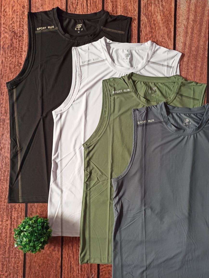 Camiseta deportiva negra sin mangas con detalles dorados, colocada sobre una superficie de madera.