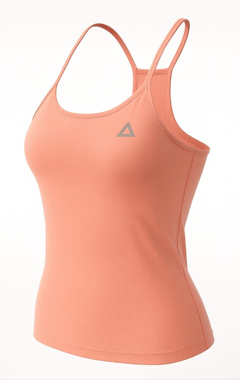 Camiseta deportiva de tirantes finos en color melocotón y con un pequeño logo en el pecho.