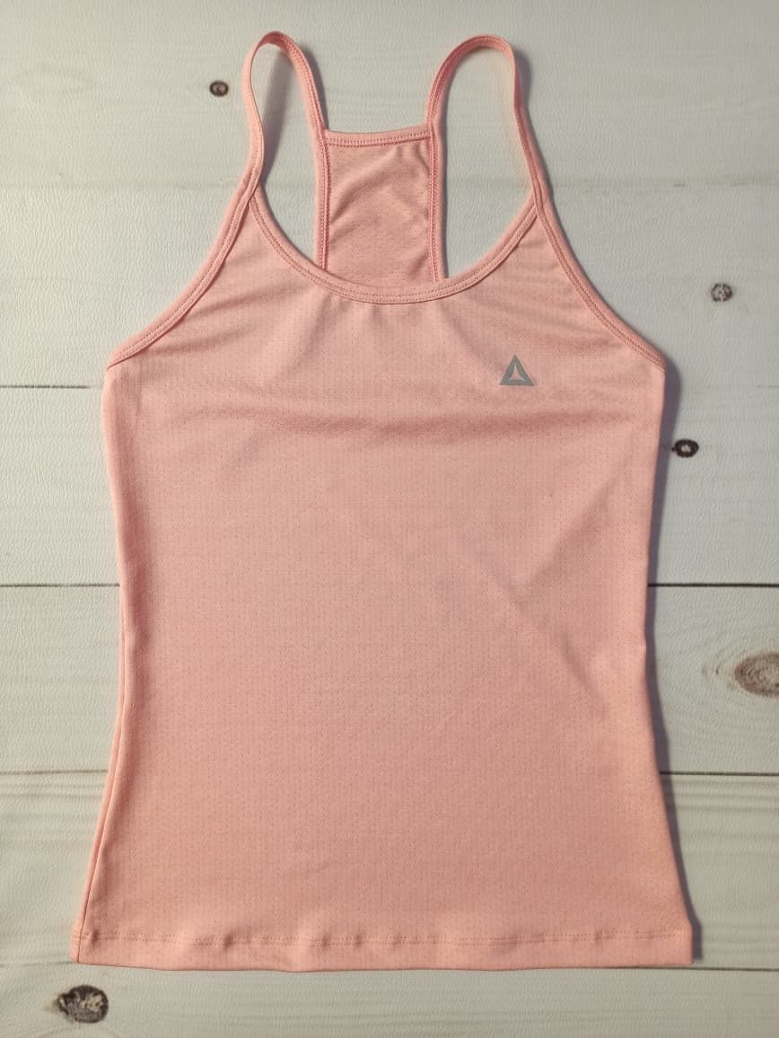 Camiseta deportiva de tirantes finos en color melocotón y con un pequeño logo en el pecho.