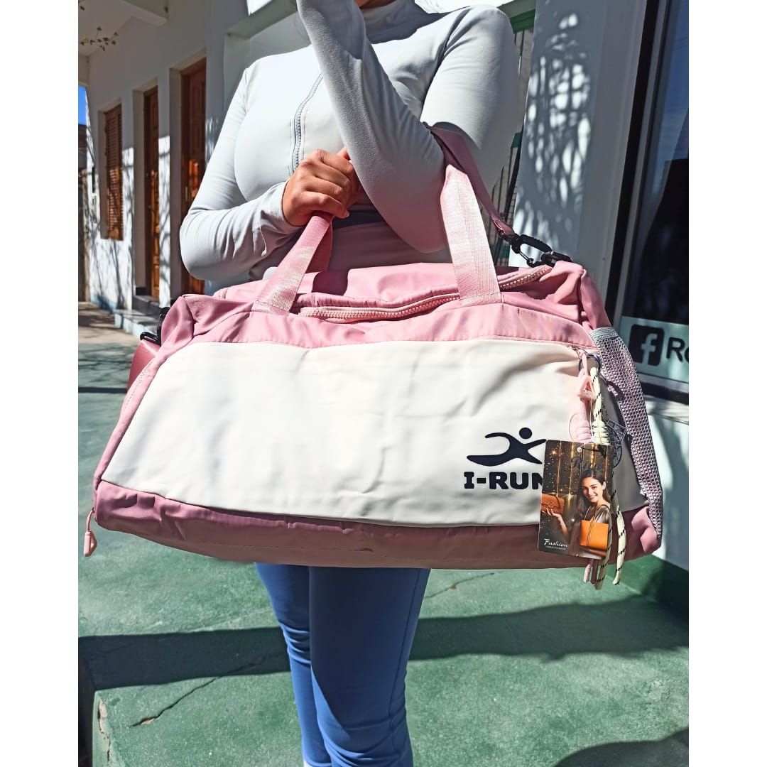 Mujer con ropa deportiva sosteniendo una bolsa de lona azul y blanca, parada afuera.