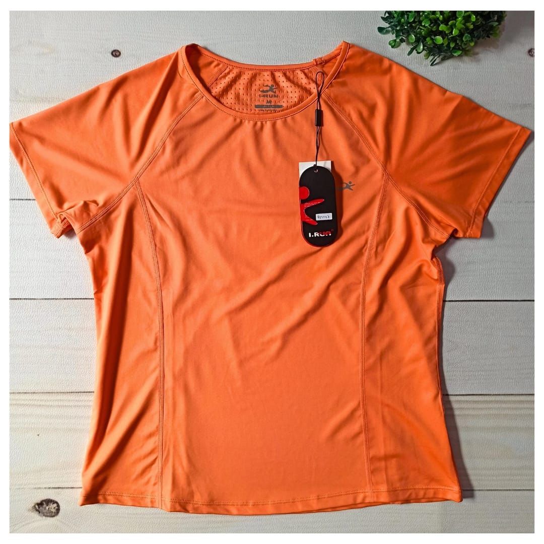 Camiseta deportiva naranja de manga corta con etiqueta de la marca.