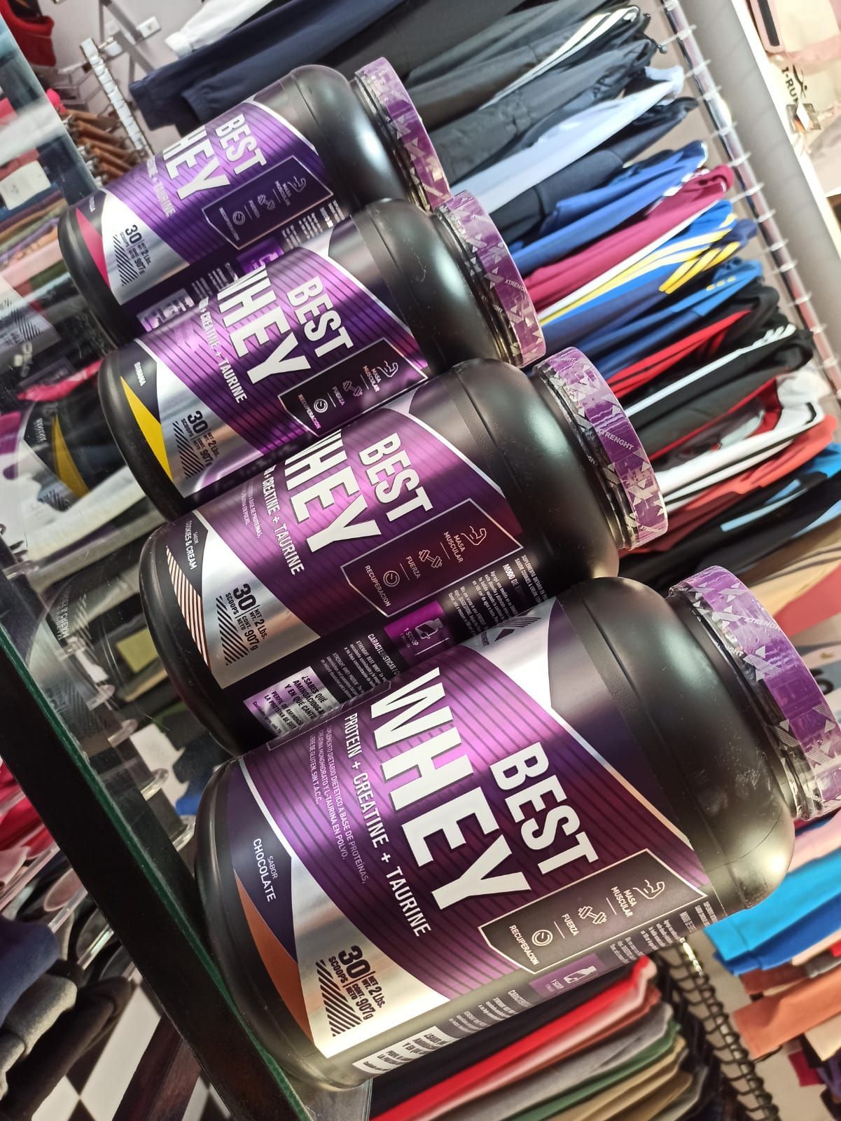 Un recipiente negro y morado de proteína en polvo 