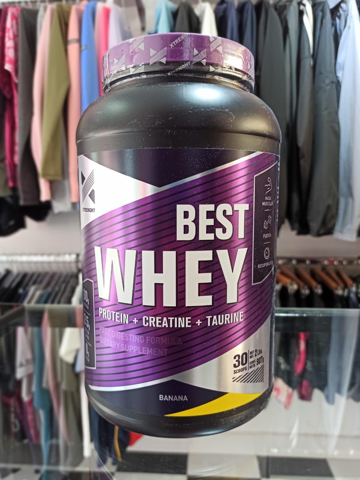 Un recipiente negro y morado de proteína en polvo 