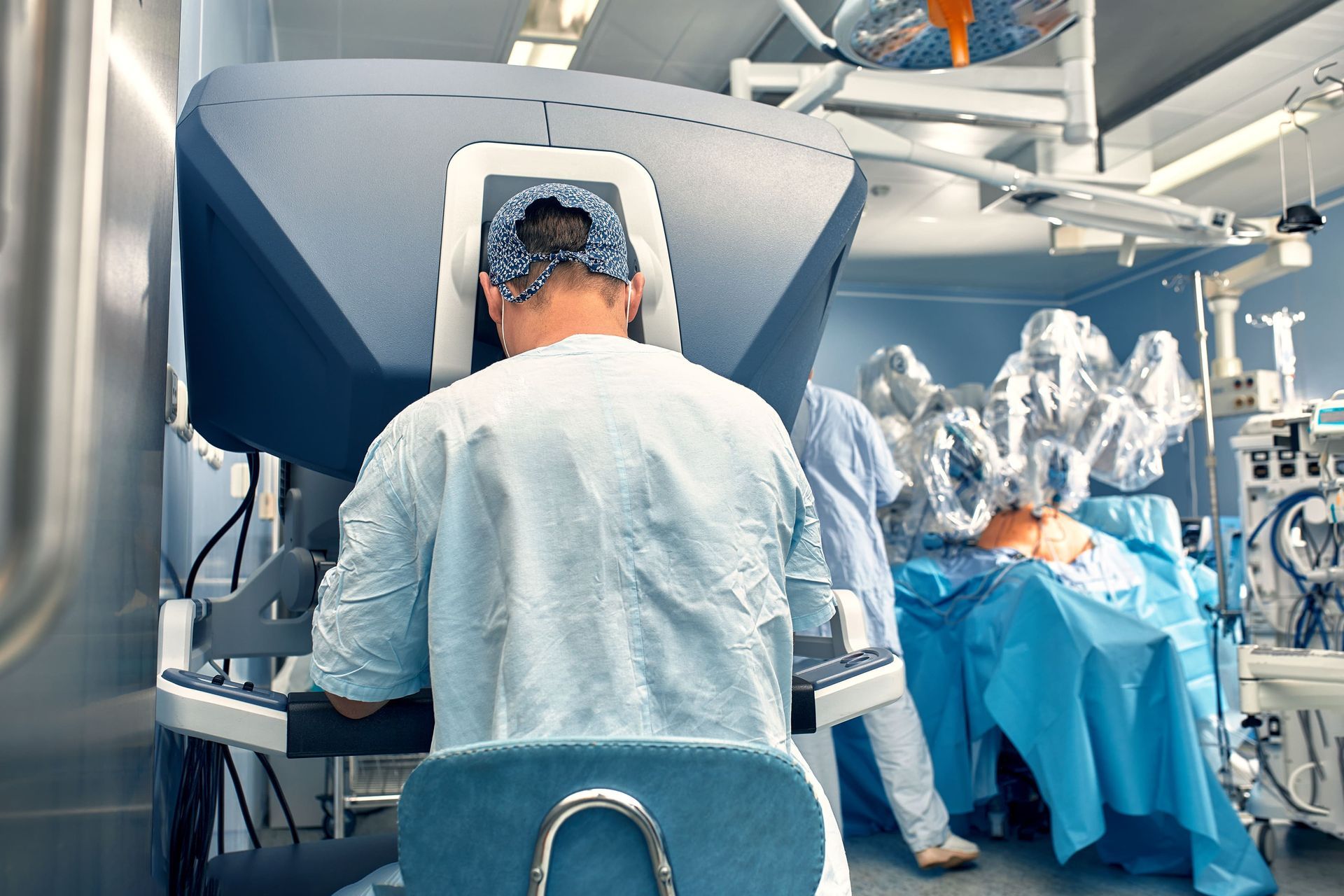 Um cirurgião está usando um dispositivo robótico em uma sala de cirurgia.