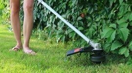 giardiniere con tagliaerba
