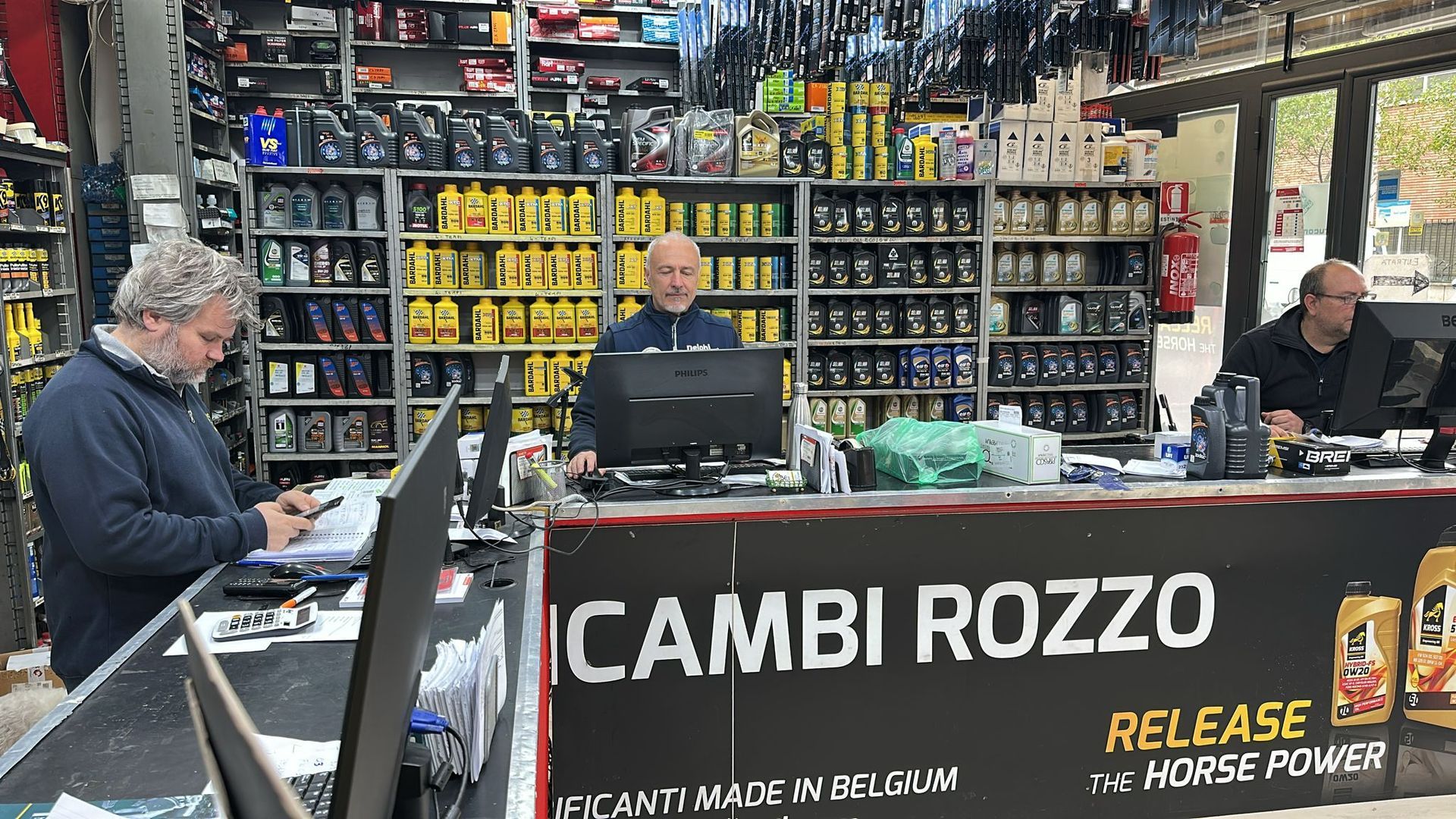 All'interno del negozio di autoricambi 