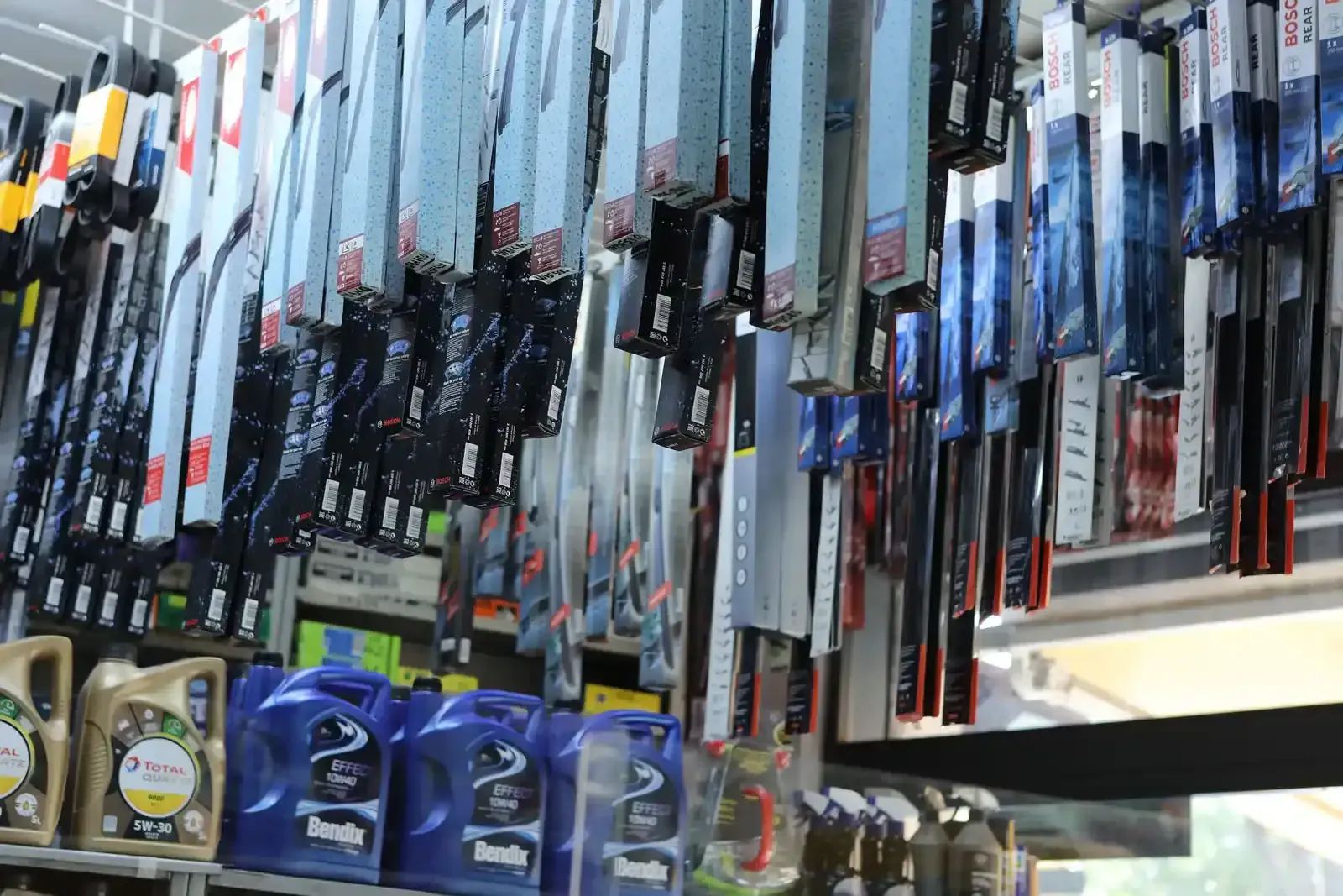 Tergicristalli e bottiglie d'olio per auto esposti per la vendita in un negozio.