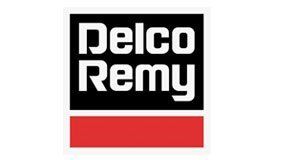 Logo Delco Remy: testo bianco su rettangolo nero sopra rettangolo rosso.