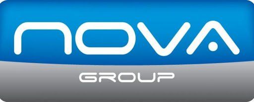 Logo di Nova Group, testo bianco su una barra blu, con una barra grigia sottostante.