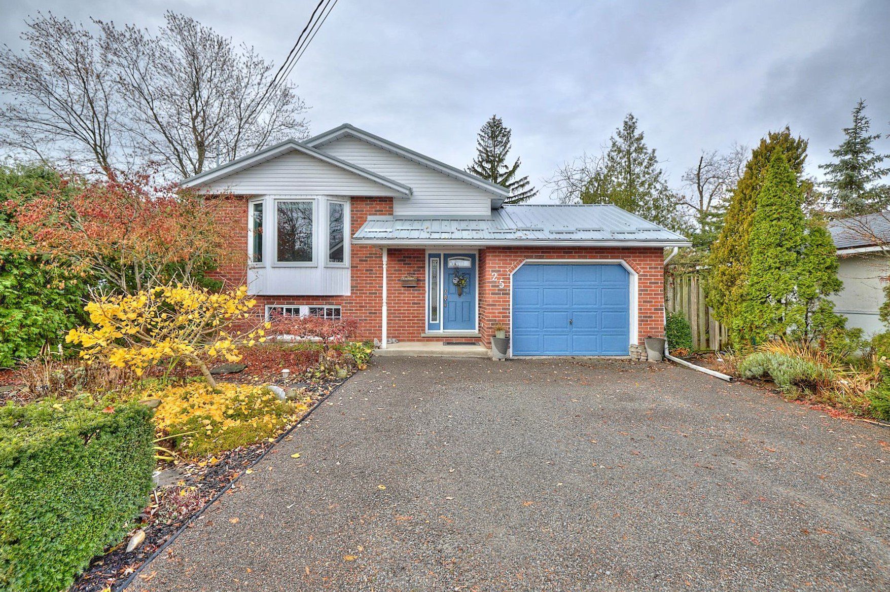 A view of a stylish residential property.