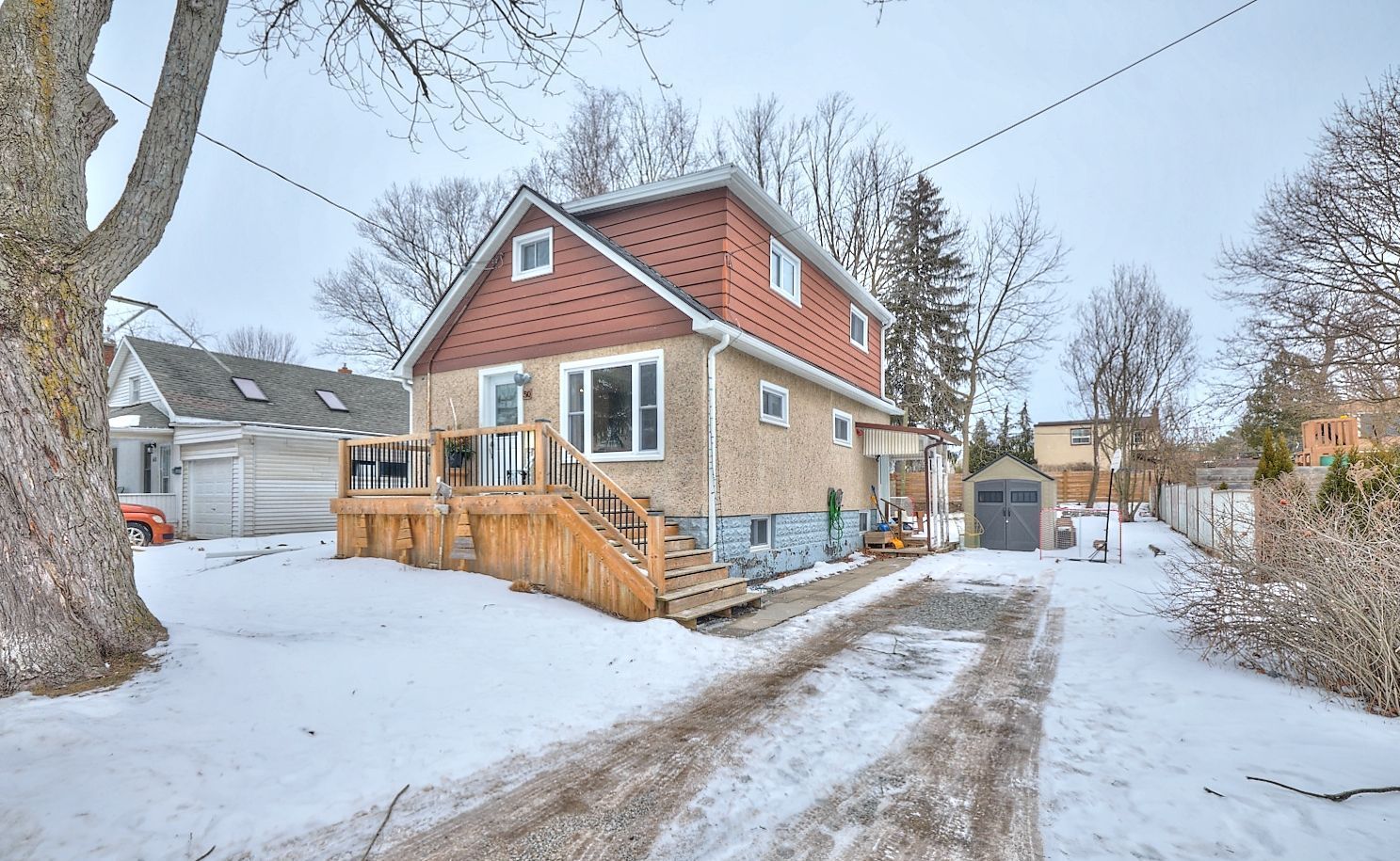 A detached home on a snowy day in Welland, Ontario.