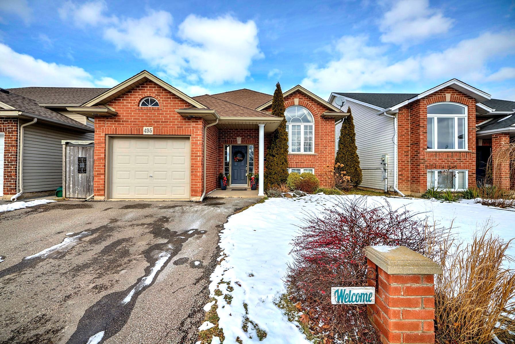 An image of a picturesque residential house and a blue sky above.