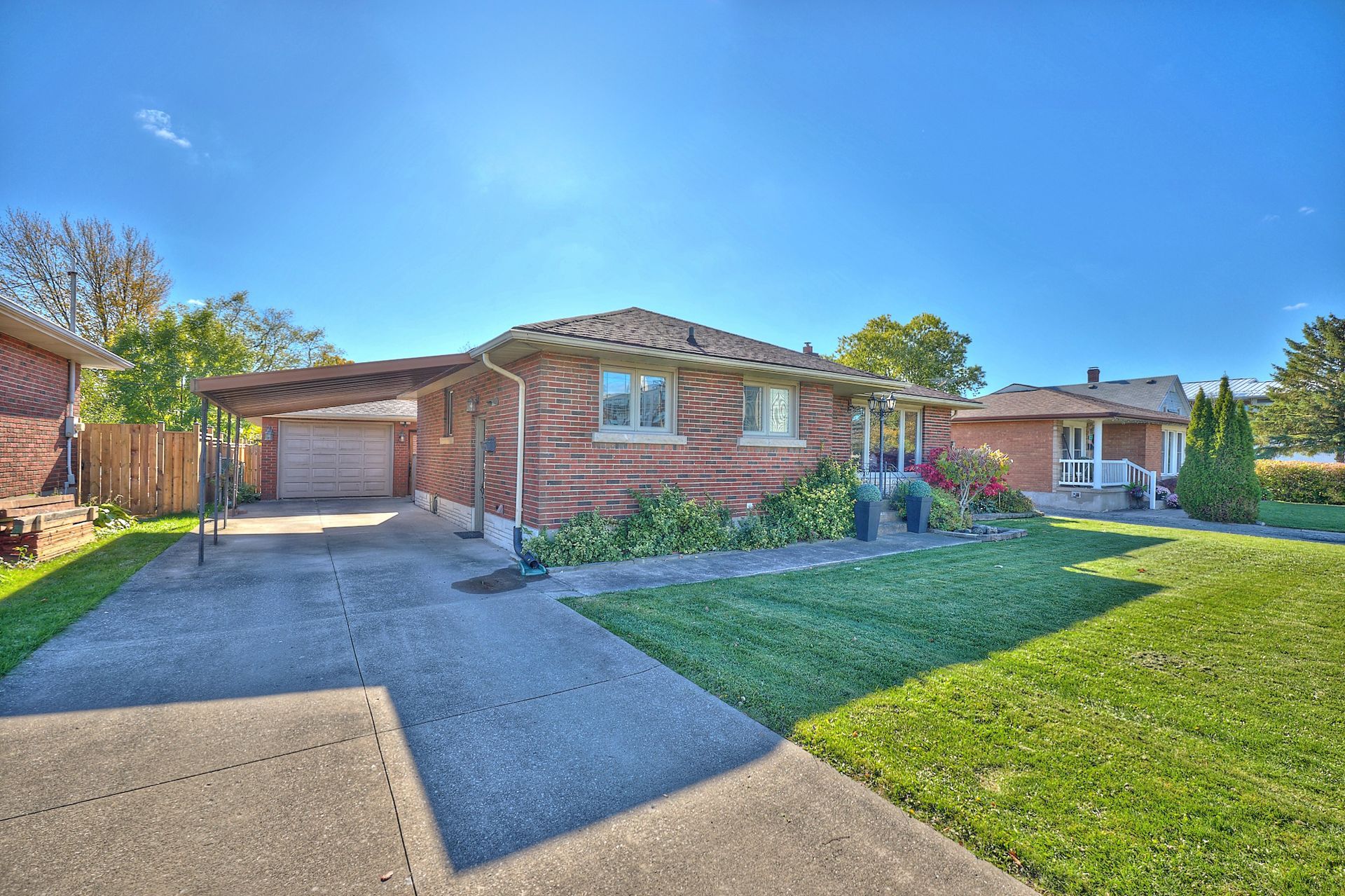 Detached all-brick bungalow with a garage in Welland, Ontario.